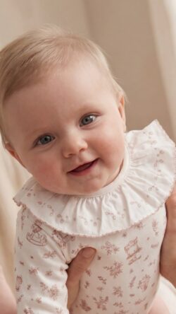 ⁦capsule pale pink babygrow⁩ – תמונה ⁦2⁩