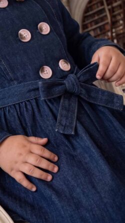 ⁦DENIM ICON BABY DRESS⁩ – תמונה ⁦6⁩